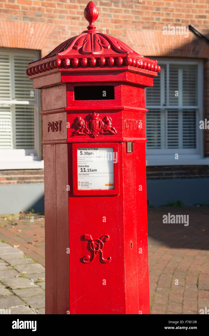 Viktorianischen roten Säule Kasten, Preston Street, Faversham, Kent, England, Vereinigtes Königreich Stockfoto