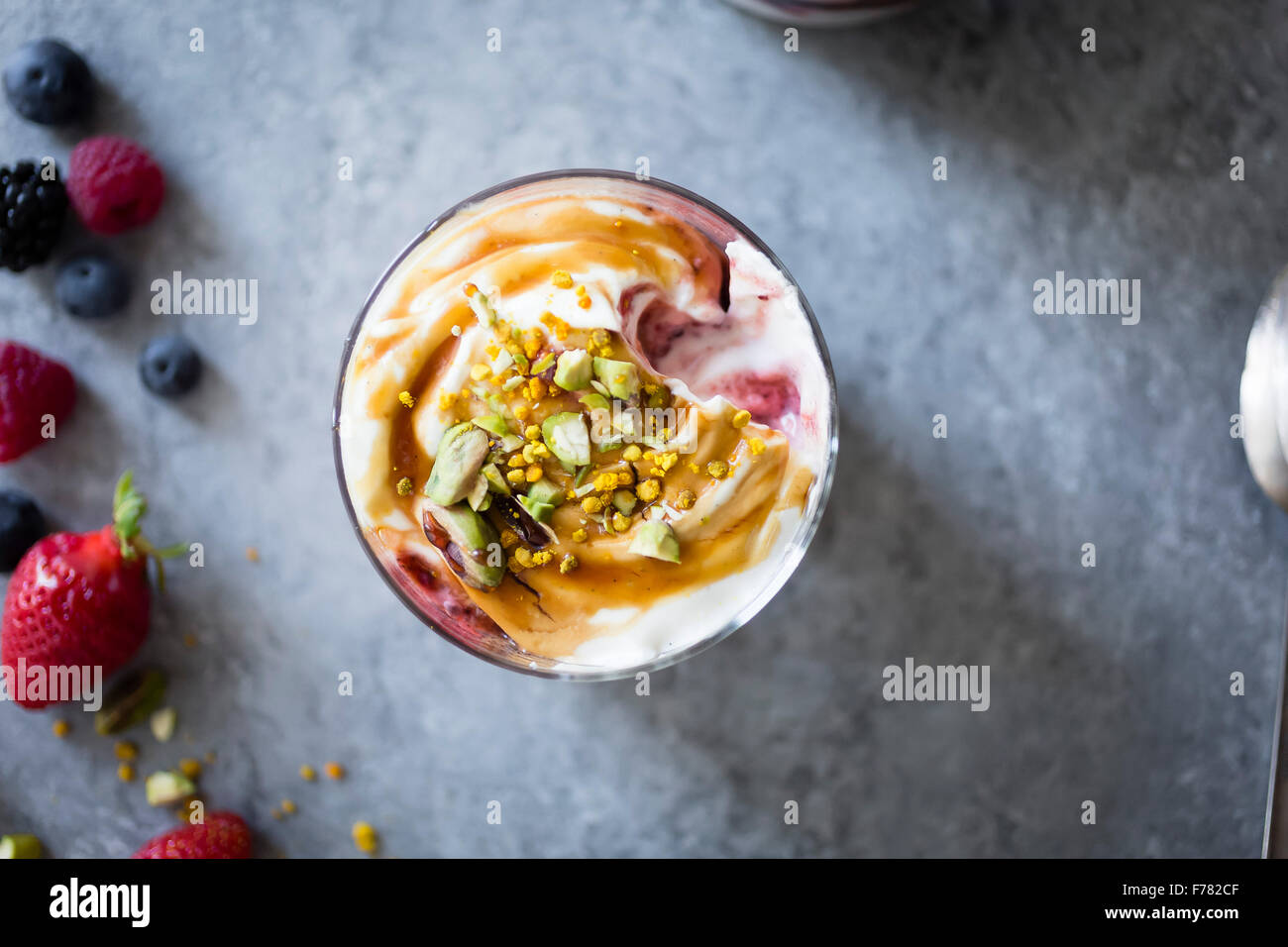 Sommer Beeren Joghurt Narren Dessert mit Buchweizenhonig. Stockfoto
