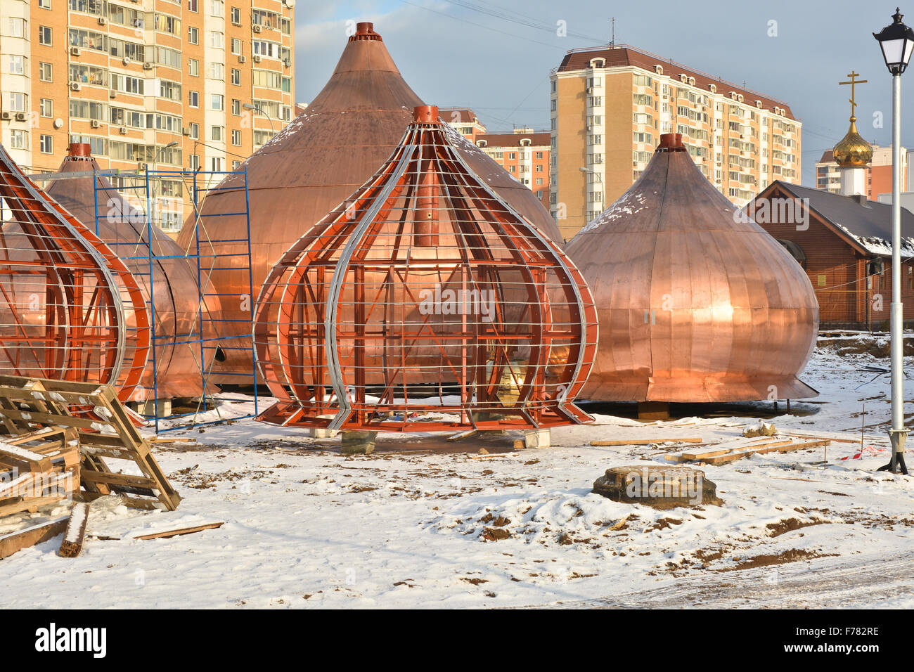 Eine orthodoxe Kirche am Stadtrand von Moskau gebaut. Bau der Kathedrale und der Kuppel auf dem Boden mit Schnee bedeckt. Stockfoto