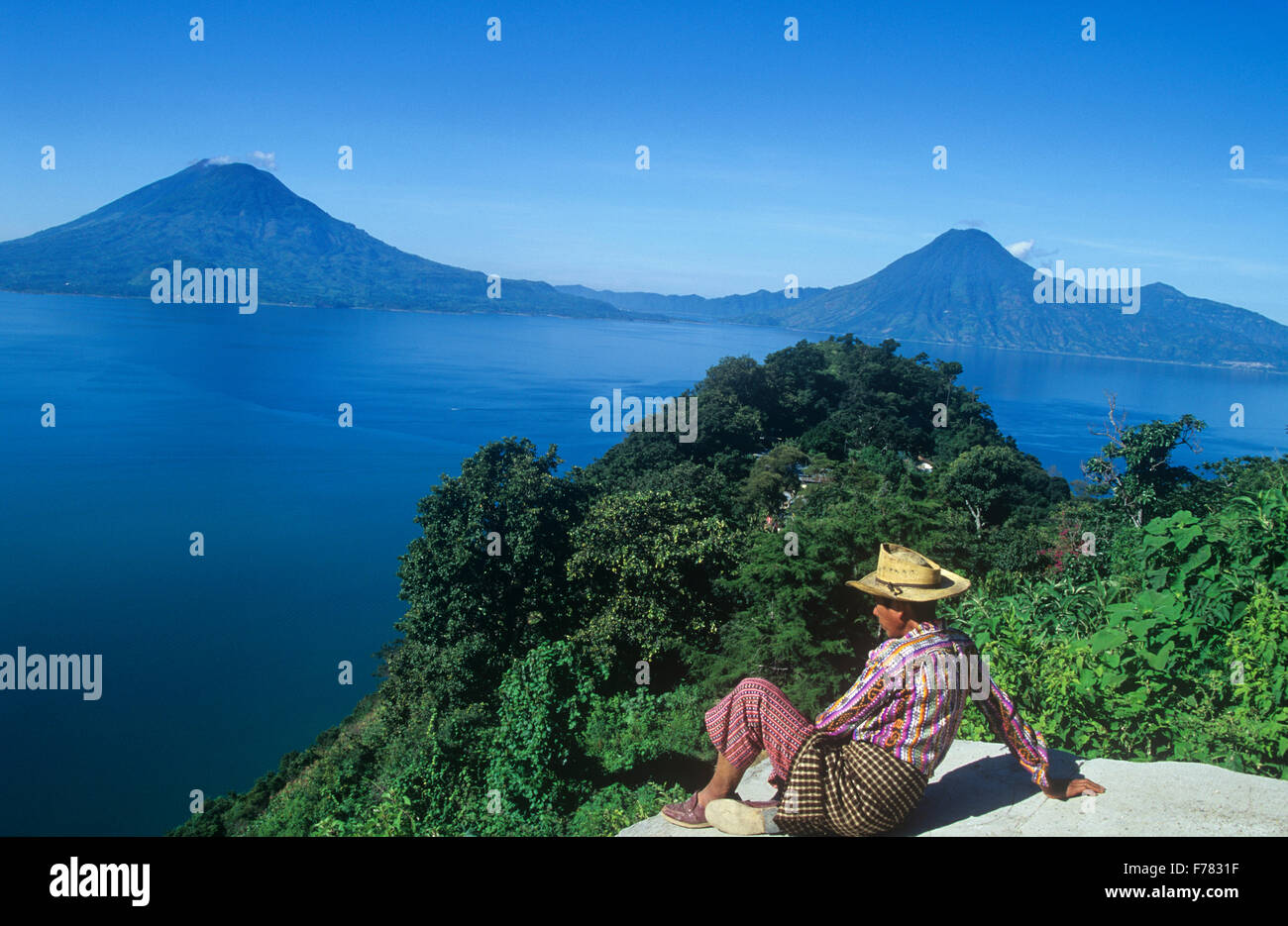 Lake Atitlan und Vulkanen Toliman und San Pedro, Guatemala. Stockfoto Lake Atitlan und Vulkanen Toliman und San Pedro, Guatemala. Stockfoto