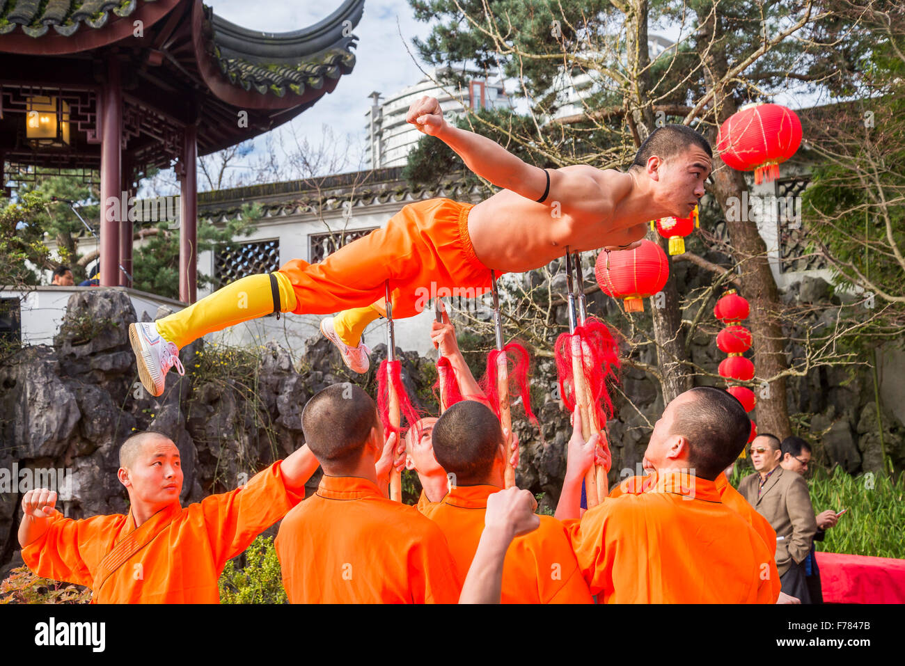 Triumph über den Schmerz, fünf Spears Demonstration Leistung von Shaoliin Mönchen, Dr. Sun Yat Sen Classical Chinese Garden, Vancouver, Stockfoto