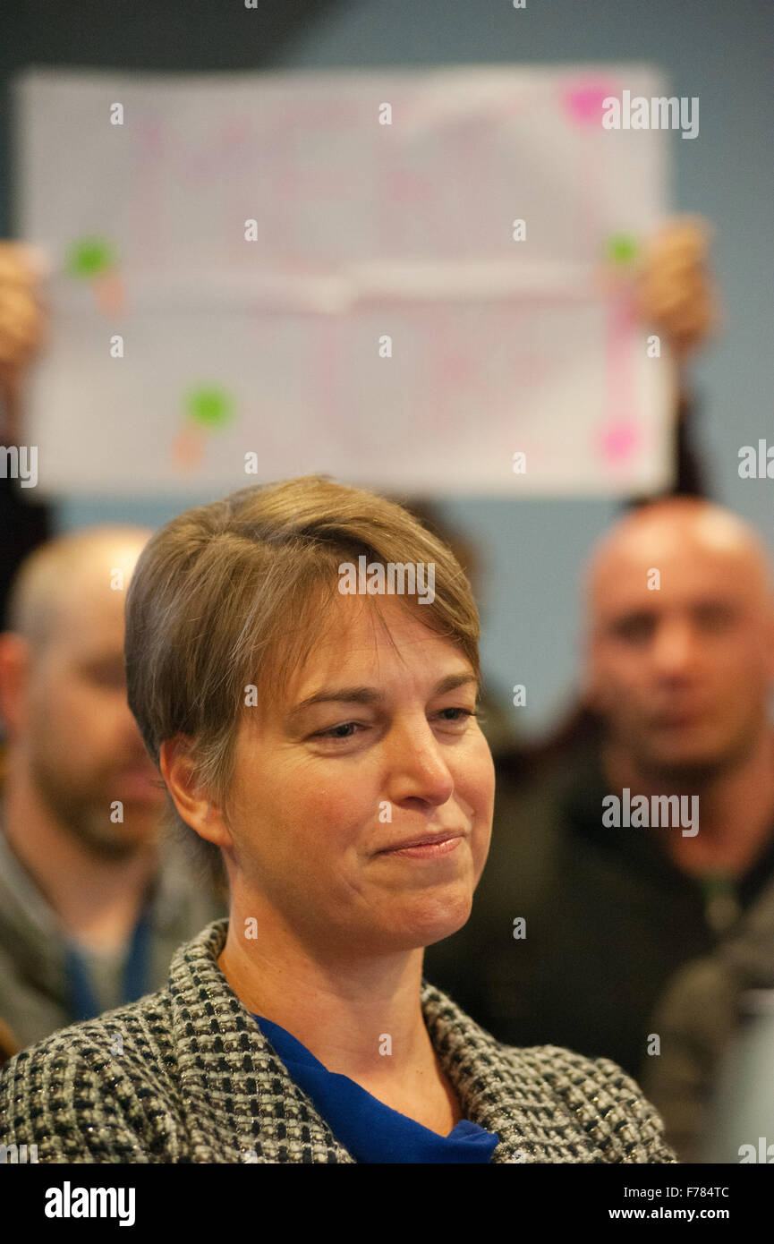 Gent, Belgien. 26. November 2015. Minister des Klimas in der flämischen Regierung Joke Schauvliege wird von einer Schar von Studenten protestieren gegen ihre Politik in ihrem Gastvortrag an der Universität Gent begrüßt. © Frederik Sadones/Pacific Press/Alamy Live-Nachrichten Stockfoto