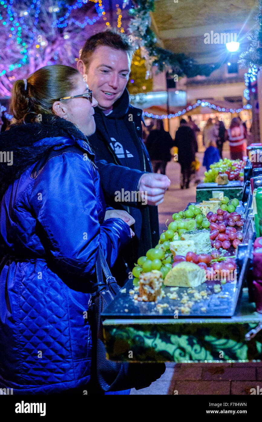 Salisbury, UK. 26. November 2015. Eröffnungsabend des Salisbury Weihnachtsmarkt Credit: Paul Chambers/Alamy Live News Stockfoto