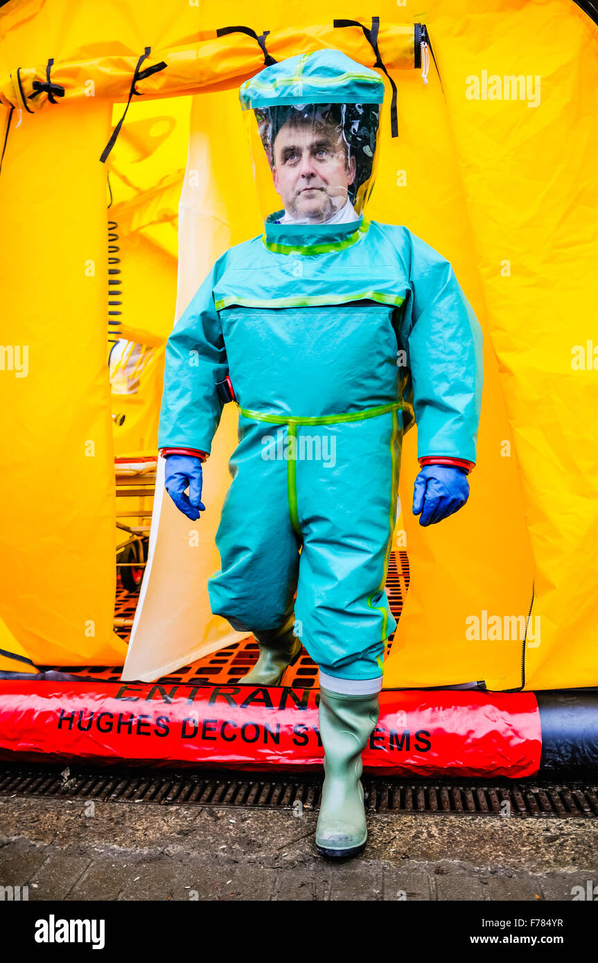 Nordirland. 26. November 2015. Ein Sanitäter von der Northern Ireland Ambulance Service trägt ein respirex Powered Respirator Schutzanzug (PRPS), da er eine Dekontaminierung Zelt während eines gefährlichen chemischen Betrieb verlässt. Credit: Stephen Barnes/Alamy leben Nachrichten Stockfoto