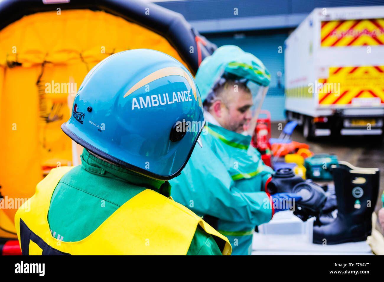 Nordirland. 26. November 2015. Ein Sanitäter aus Nordirland Ambulance Service trägt ein Respirex Powered Atemschutzmaske schützende Anzug (PRPS) als er Geräte prüft und mit den einfallenden Controller während eines gefährlichen chemischen Vorgangs spricht. Bildnachweis: Stephen Barnes/Alamy Live-Nachrichten Stockfoto