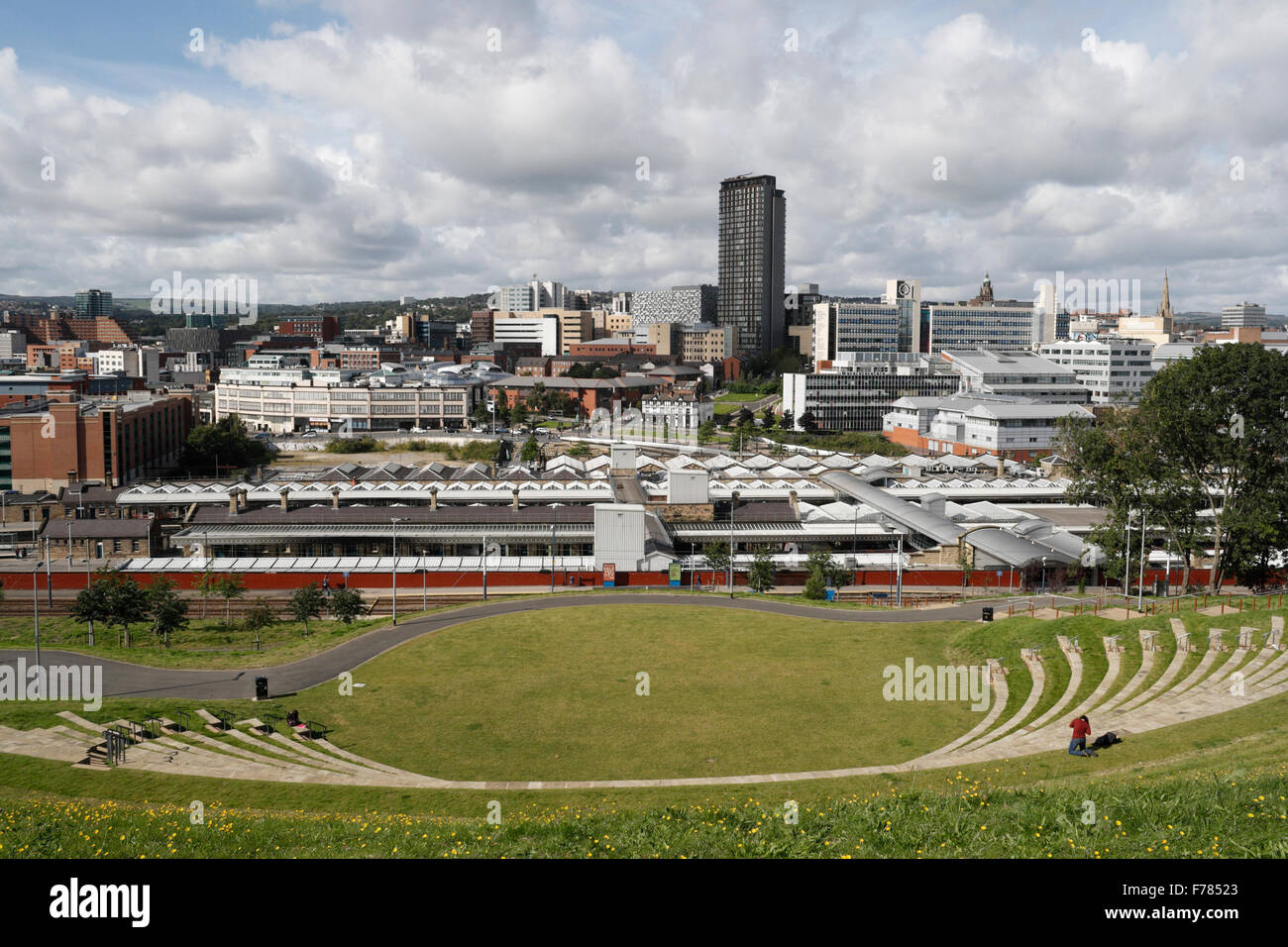 Sheffield City Centre England britische Skyline Stadtlandschaft, Bahnhof, englisches Amphitheater mit Panoramablick auf britische Stadtgebäude Stockfoto