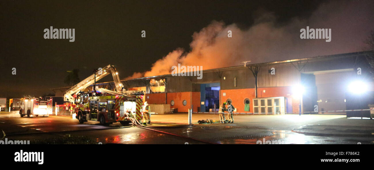 Woking, Surrey, UK. 26. November 2015. Ein Großbrand in fügen Technologien Sitz in Woking hat heute Abend zerstört. Auf dem Höhepunkt der Blaze 50 Firefigthers kämpfte bis um das Feuer von der Industrieanlage Ausbreitung auf angrenzenden Einheit zu stoppen. Das Feuer ist jetzt unter Kontrolle. Das Feuer brach aus dieser am frühen Abend nach Feuer Besatzungen einen Aufruf an eine Brandmeldeanlage klingende beantwortet. Das Gebäude ist in den gleichen Bereichen wie das Mclean Racing Team. Bildnachweis: Uknip/Alamy Live-Nachrichten Stockfoto