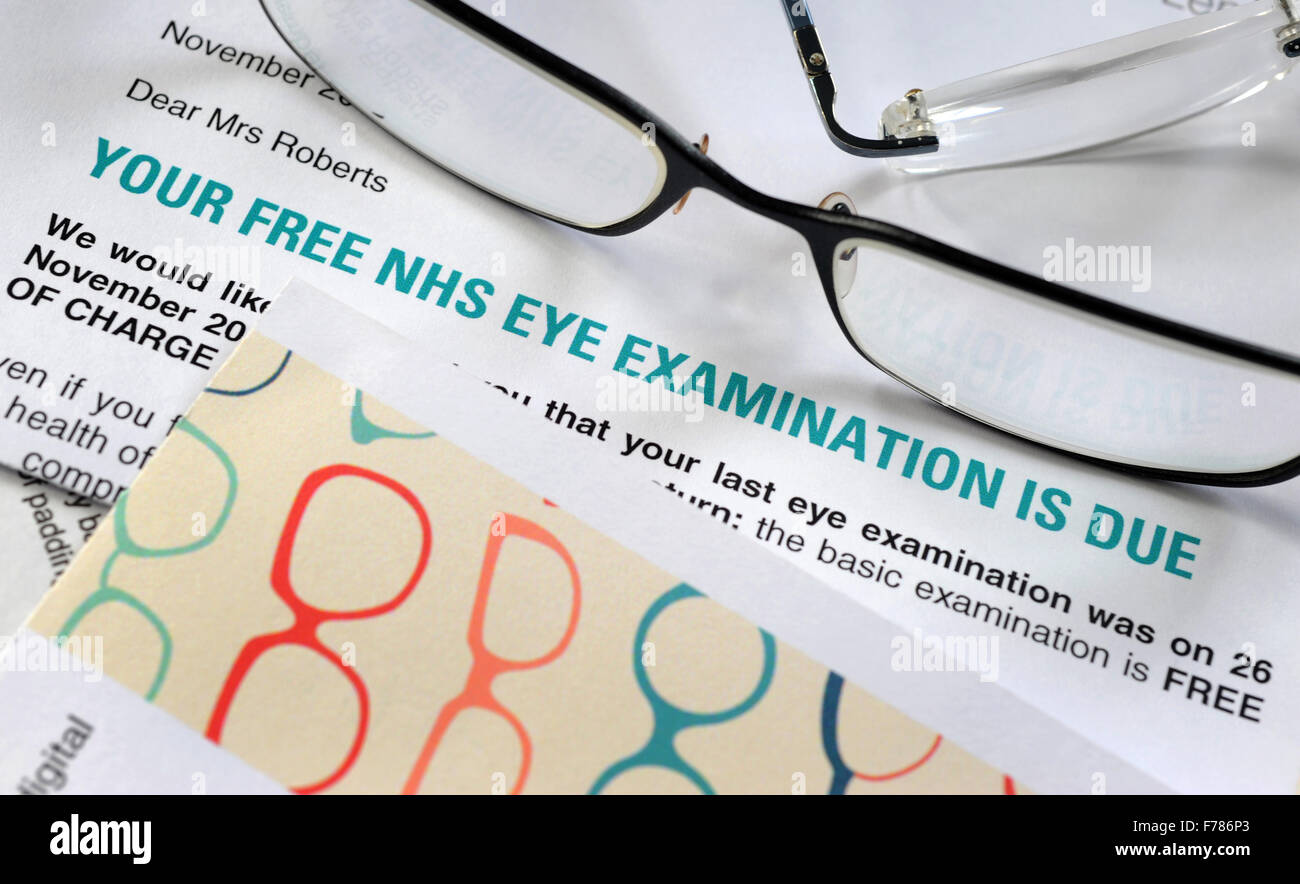 AUGE PRÜFUNG MAHNSCHREIBEN MIT BRILLE RE NHS AUGENLICHT TEST KOSTENLOSE GESUNDHEITSVERSORGUNG NUTZEN WOHLFAHRT OPTIKER VISION BEEINTRÄCHTIGT UK Stockfoto