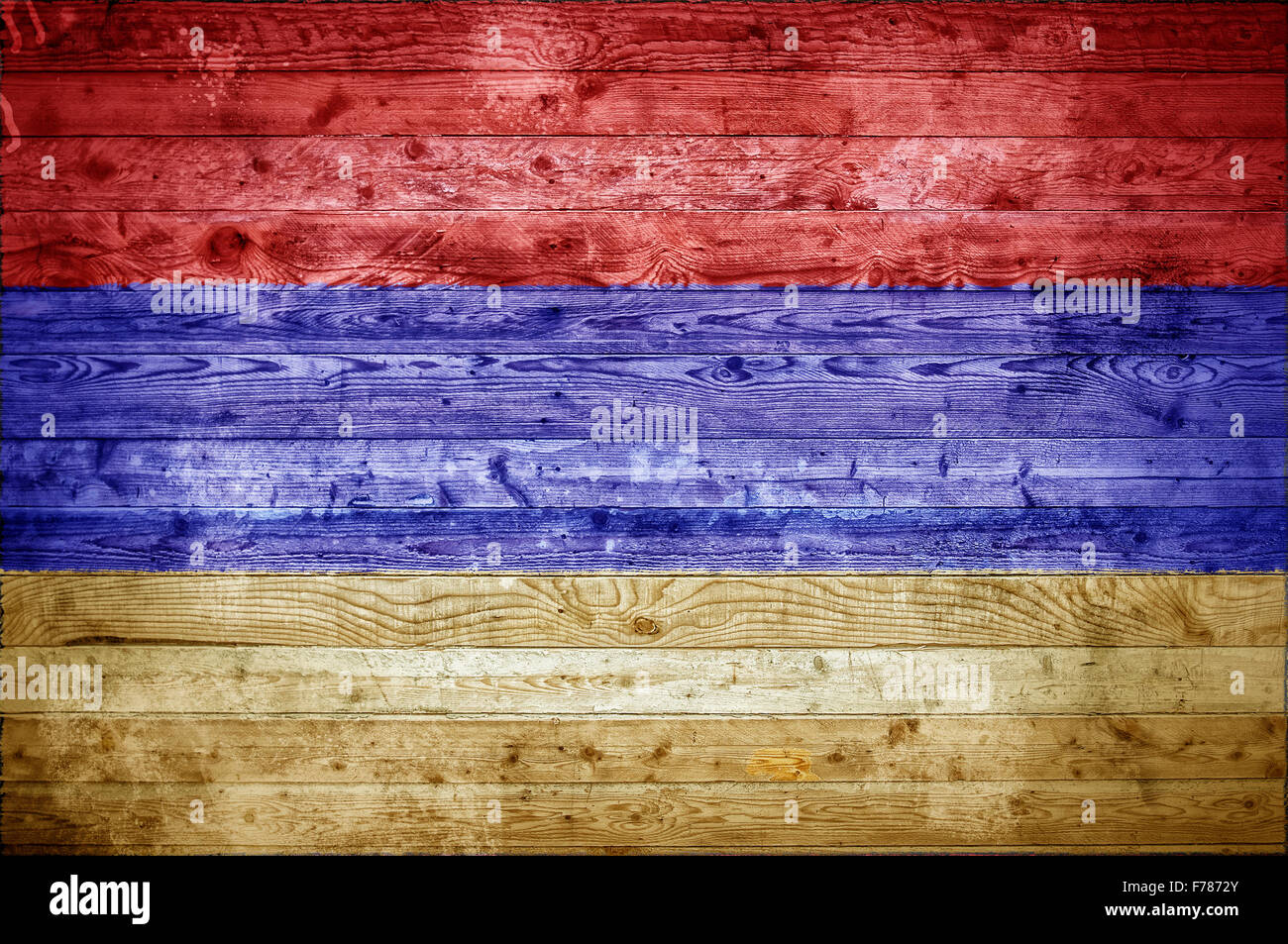 Ein bandtypischen Hintergrundbild der Flagge Armeniens auf Holzbrettern einer Wand oder Boden gemalt. Stockfoto