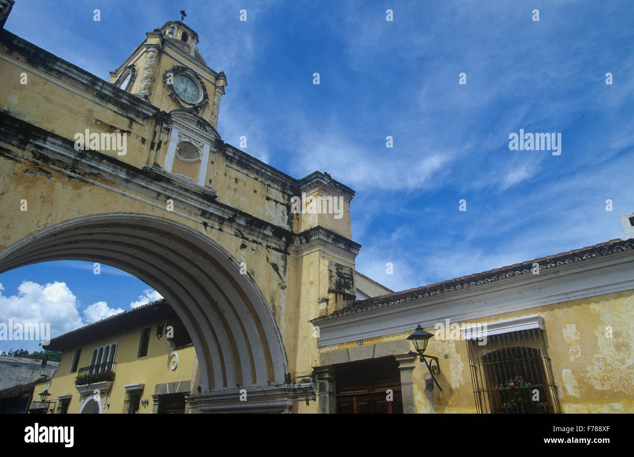 Santa Catarina Bogen erstreckt sich über 5 Avenida Norte in Antigua, Guatemala. Stockfoto