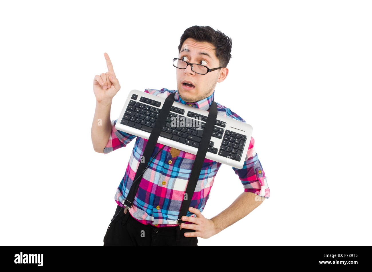 Computer-Nerd mit Tastatur isoliert auf weiss Stockfoto