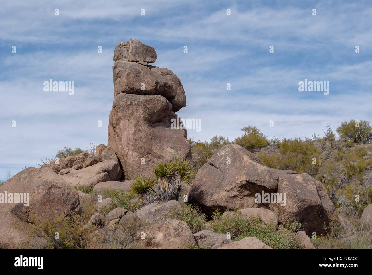 Felsformation in der Wüste von Arizona mit blauem Himmel und weißen Wolken. Stockfoto