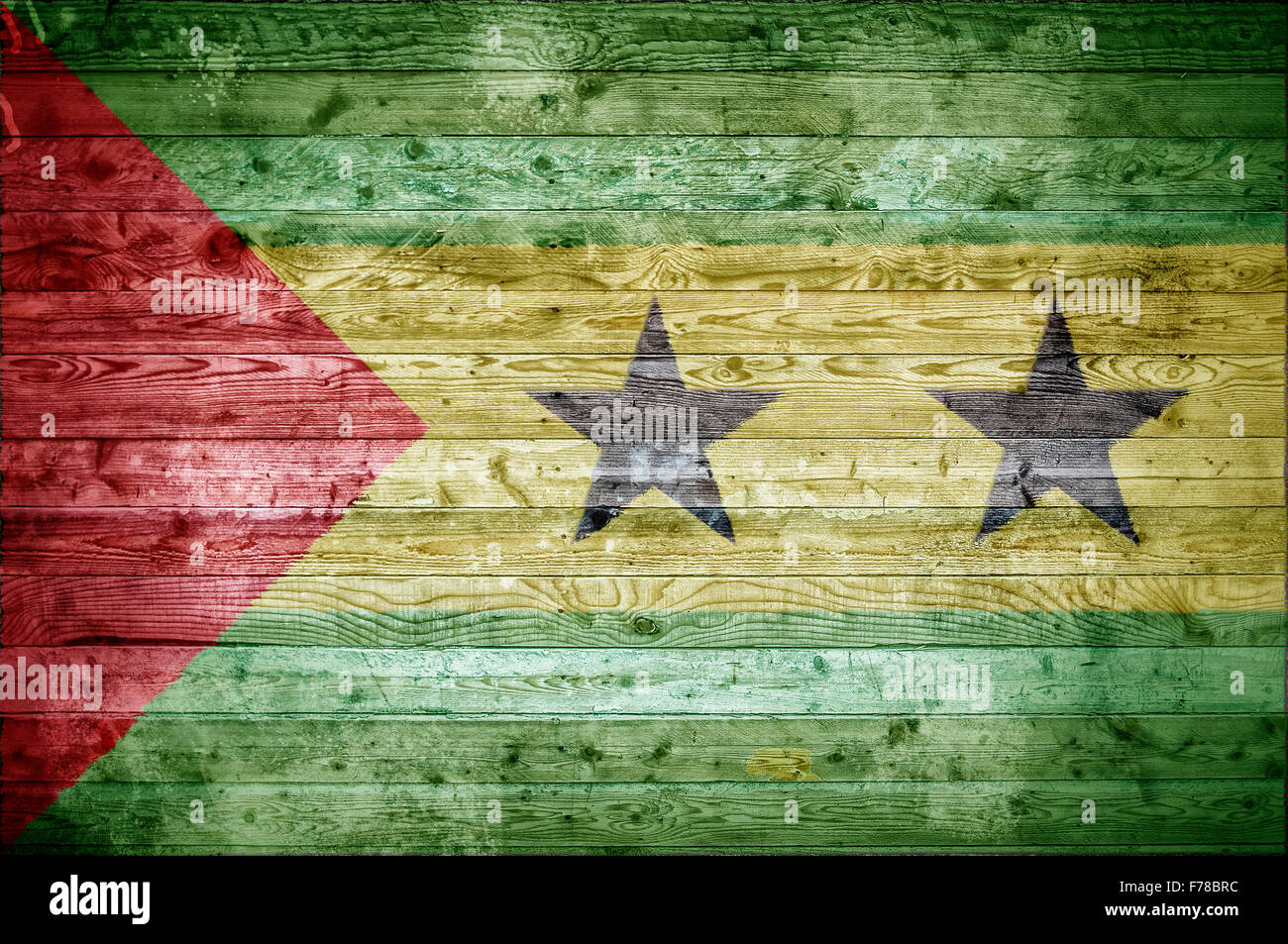 Ein bandtypischen Hintergrundbild der Flagge von São Tomé und Príncipe auf Holzbrettern einer Wand oder Boden. Stockfoto