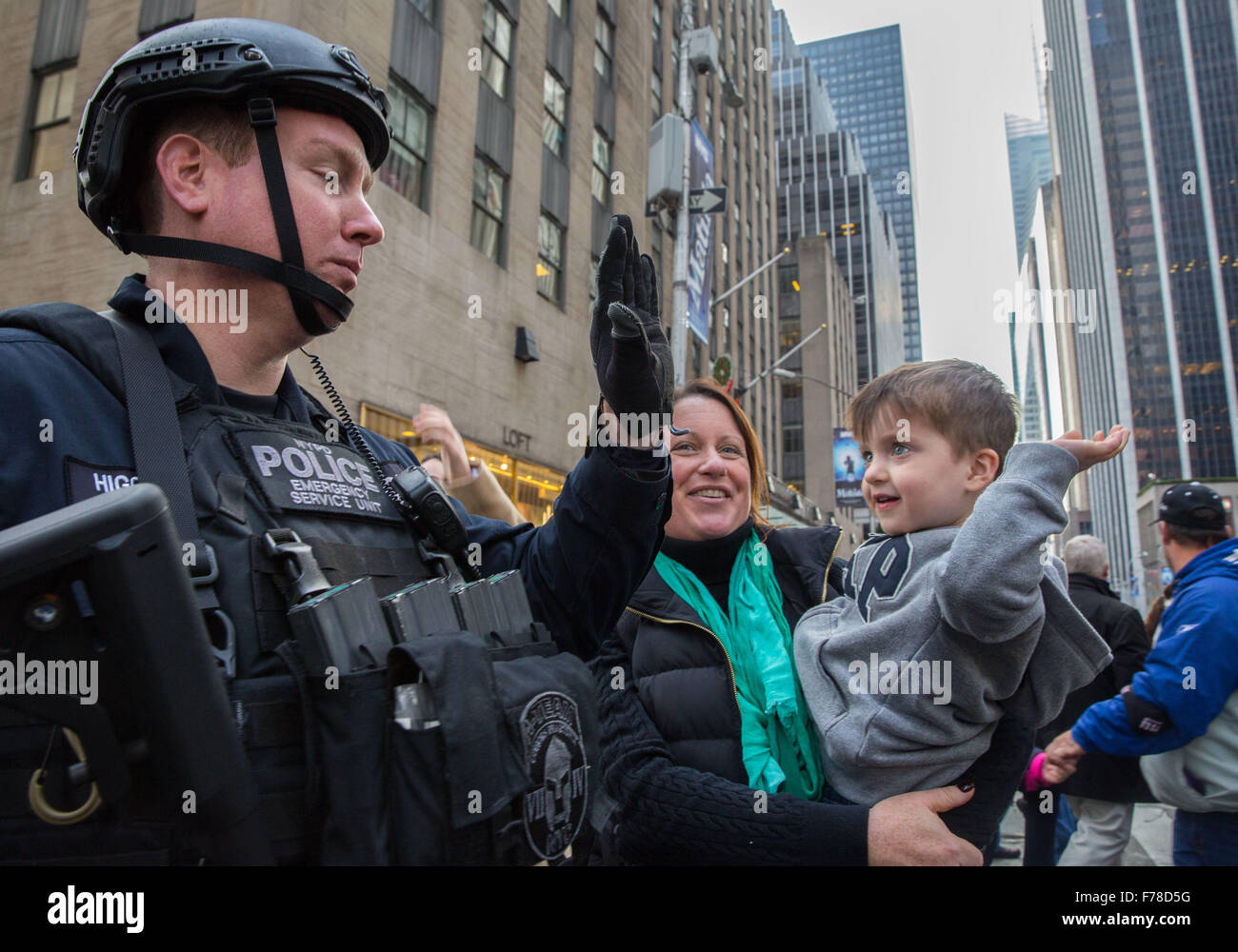 New York, NY, USA. 26. November 2015. NYPD und New York City-Task-Force wurden in höchster Alarmbereitschaft an der Thankgiving-Day-Parade in New York City. Es war eine Rekordzahl von Polizisten patrouillieren die jährlichen Macy Thankgiving Day Parade durch die Terroranschläge in Paris und terroristischen Bedrohungen nach New York. Bildnachweis: Scott Houston/Alamy Live-Nachrichten Stockfoto