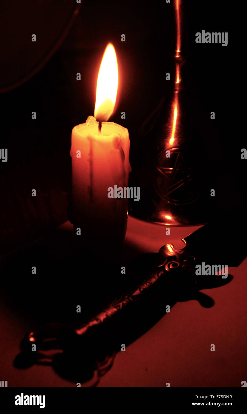 Kerze, Messer, Pentagram, Magie, Gothic, Goth, Flamme, Horror, schwarze Magie, Satanismus, Opfer Stockfoto