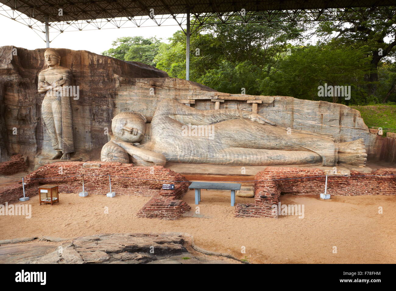 Sri Lanka - Buddhastatue aus Stein in Gal Vihara Tempel, Polonnaruwa, UNESCO Stockfoto