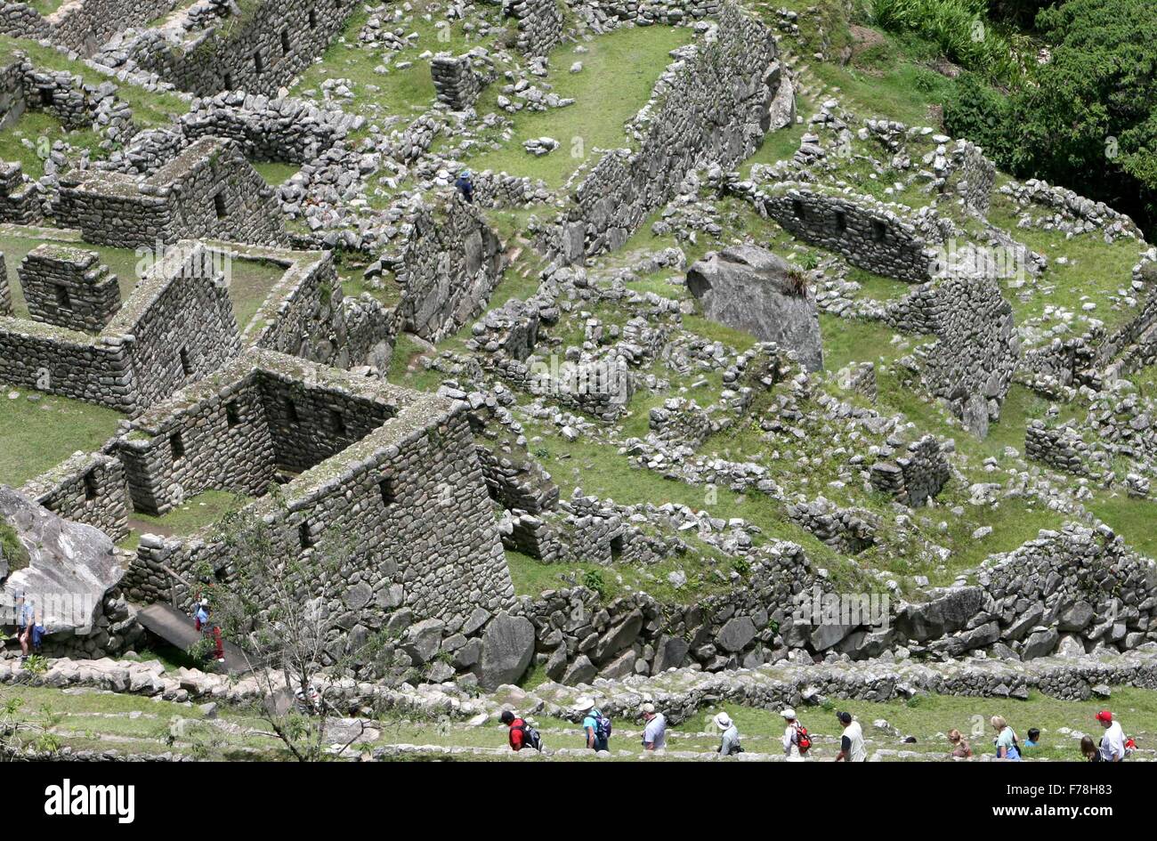 (151127)--CUZCO, 27. November 2015 (Xinhua)--Bild aufgenommen am 25. November 2008 zeigt Touristen die Inka-Ruinen von Machu Picchu in der Abteilung von Cuzco, Peru. Inka-Zitadelle von Machu Picchu wurde auf die Liste des Weltkulturerbes der Vereinten Nationen für Erziehung, Wissenschaft und Kultur (UNESCO) seit 1983, als Bestandteil komplexer breit bekannt als historische Heiligtum von Machu Picchu, die andere in der Nähe der archäologischen Stätten erkennt. Zur Vermeidung von Inka-Zitadelle von Machu Picchu aus der Liste der Anlagen gefährdet werden Peru eingehalten die Empfehlungen der UNESCO perf Stockfoto