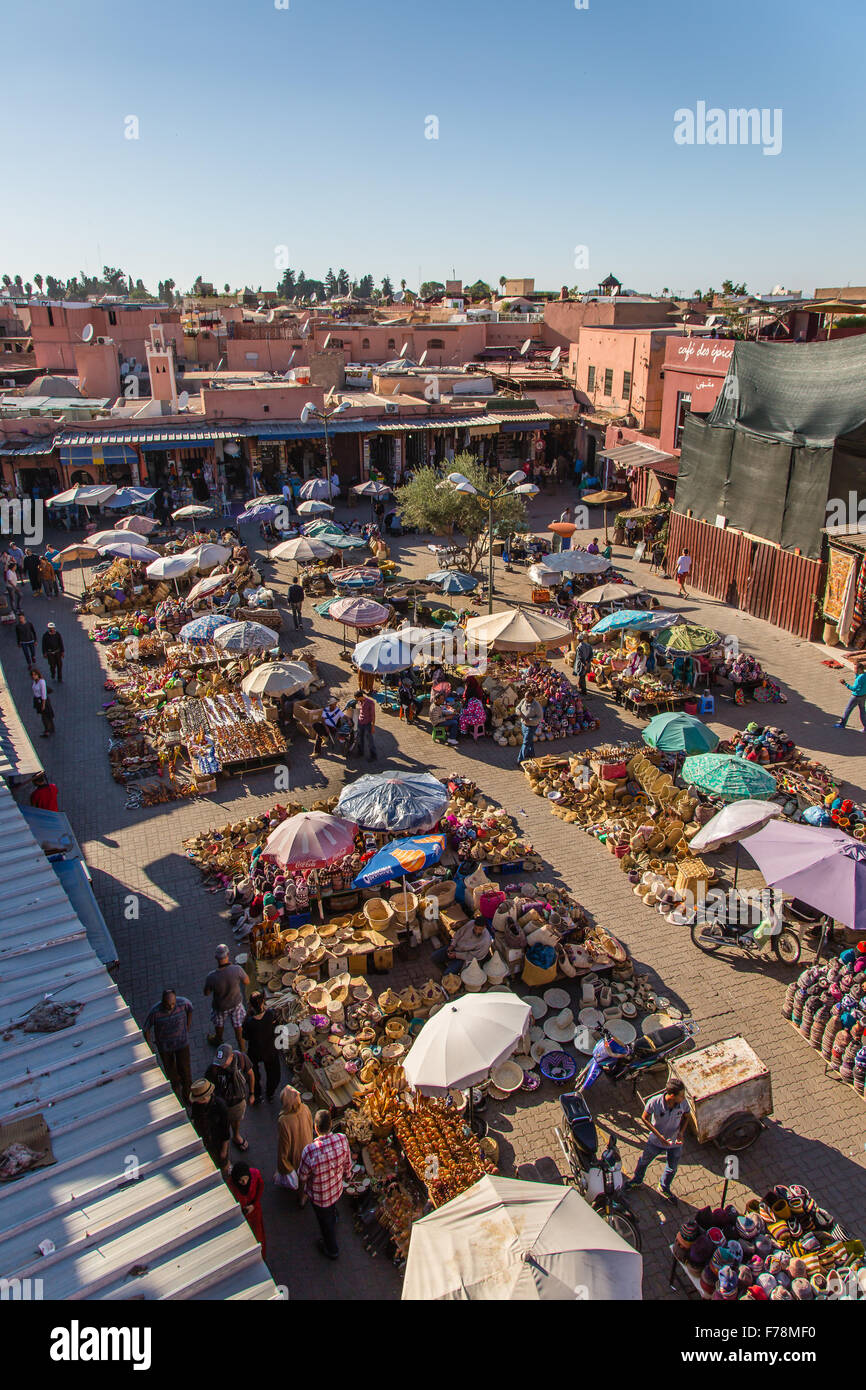 Blick auf den Marktplatz in der Medina von Marrakesch Stockfoto