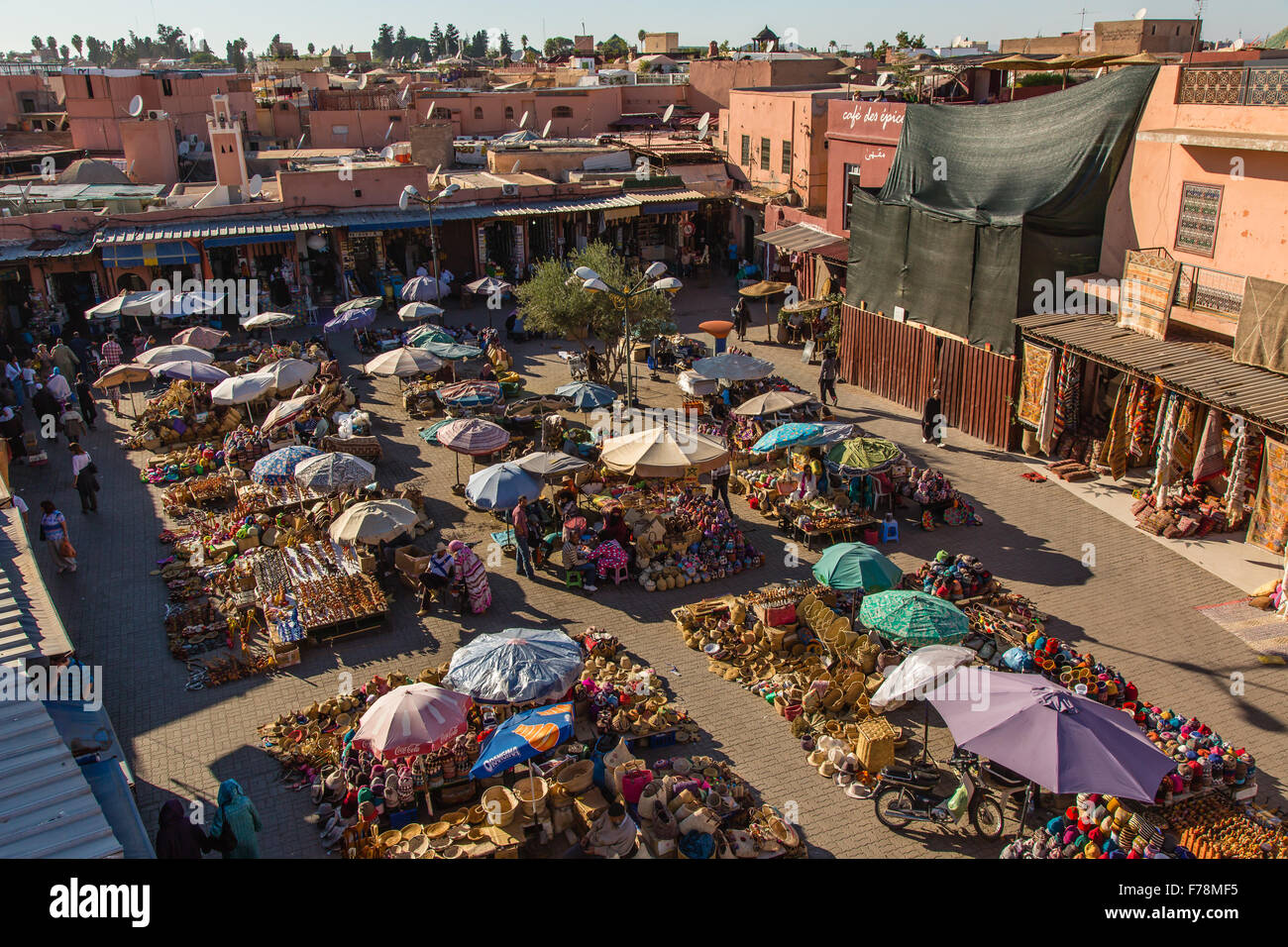Blick auf den Marktplatz in der Medina von Marrakesch Stockfoto