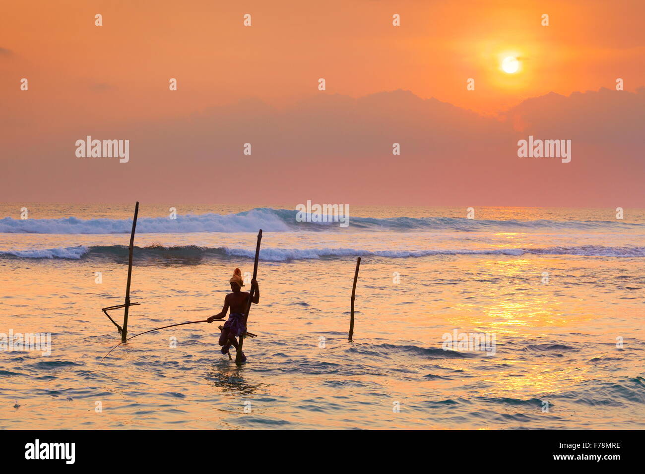 Sri Lanka Stelzenläufer Angeln bei Sonnenuntergang, tropischen Koggala Beach, Sri Lanka, Asien Stockfoto