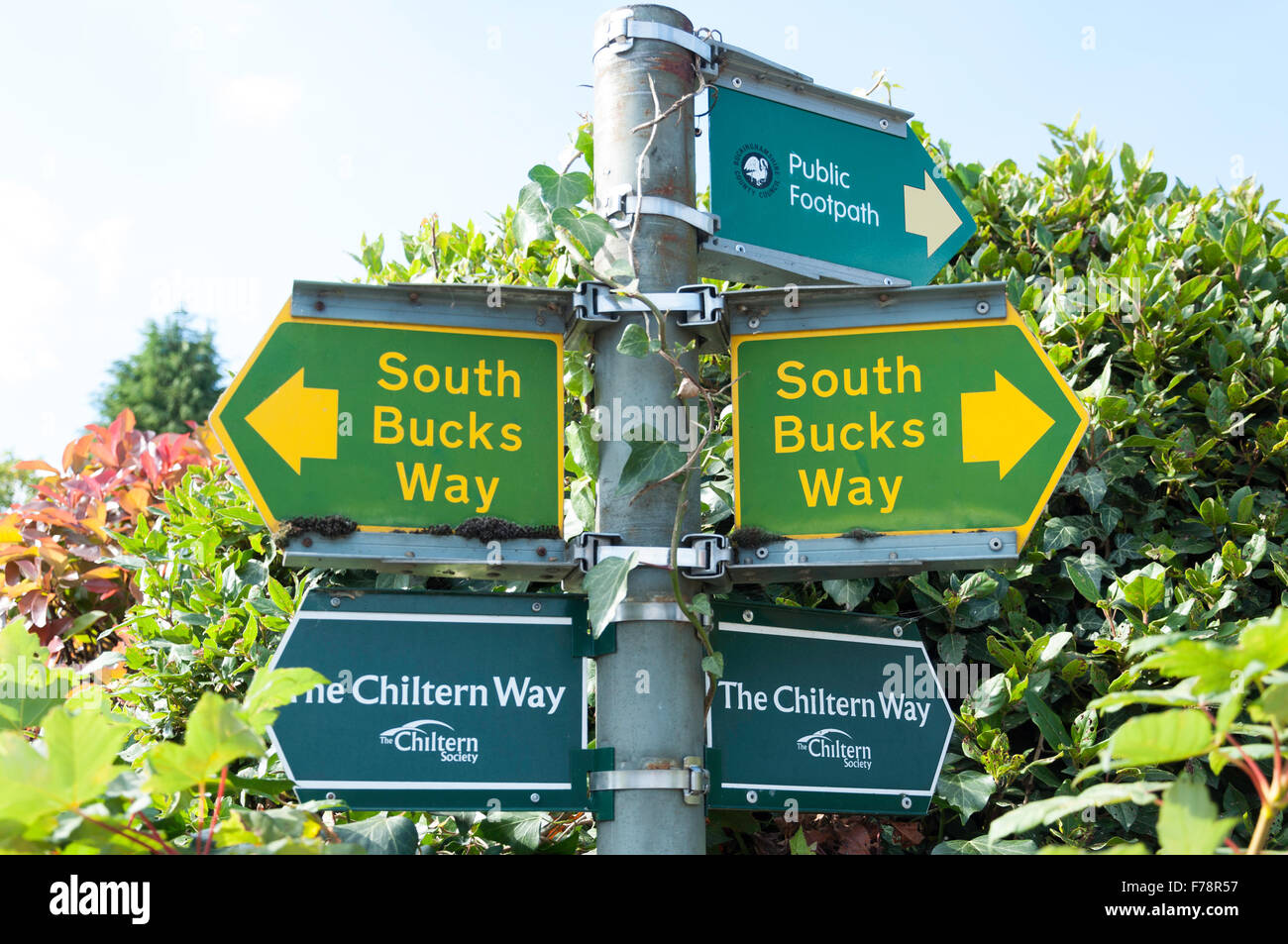 Zeichen, Chiltern & South Bucks Weg zu Fuß Weg, Church Street, Chalfont St Giles, Buckinghamshire, England, Vereinigtes Königreich Stockfoto
