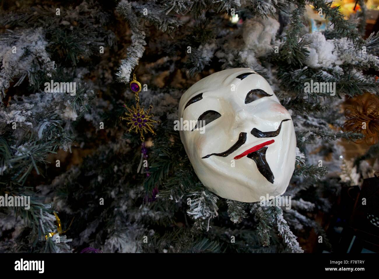 Theatralische Maske Dekoration am Weihnachtsbaum Stockfoto