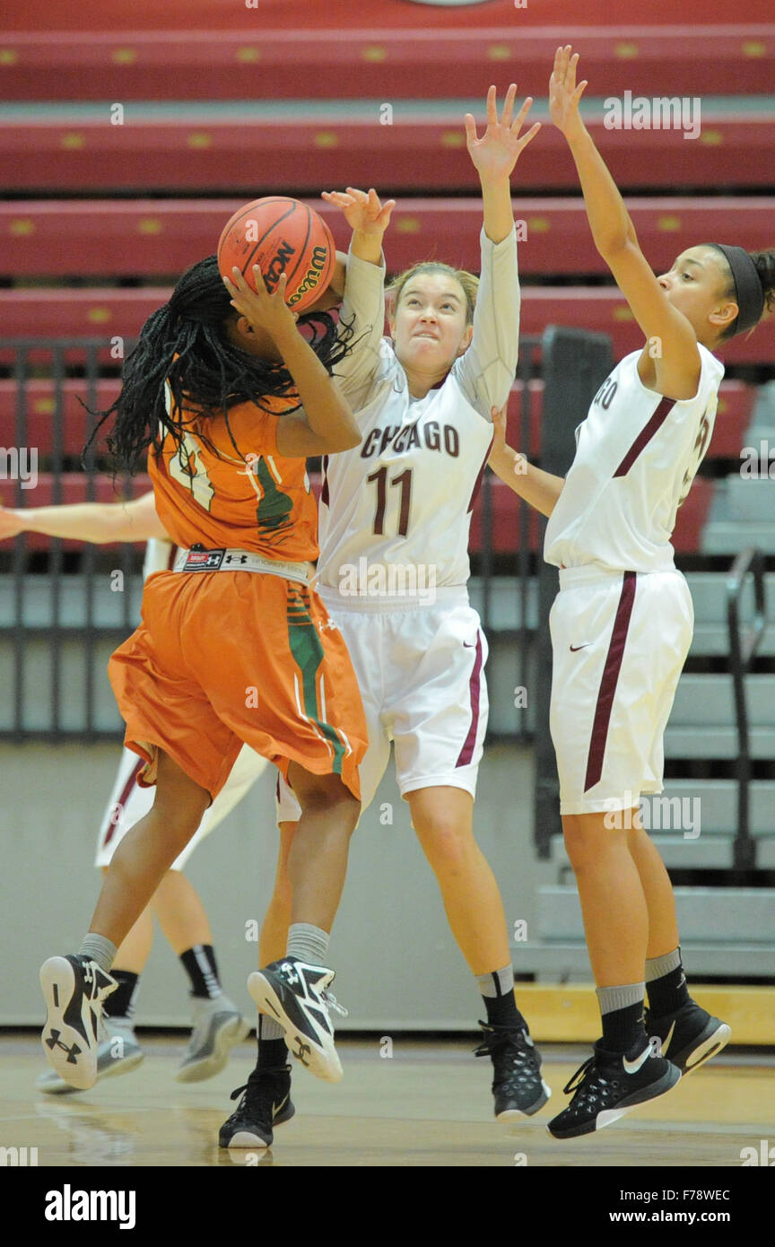 Chicago, IL, USA. 24. November 2015. Chicagos bewachen Caitlin Moore (11) bei einem NCAA Frauen-Basketball-Spiel mit Texas-Dallas und der University of Chicago in Chicago, IL. Patrick Gorski/CSM/Alamy Live-Nachrichten Stockfoto