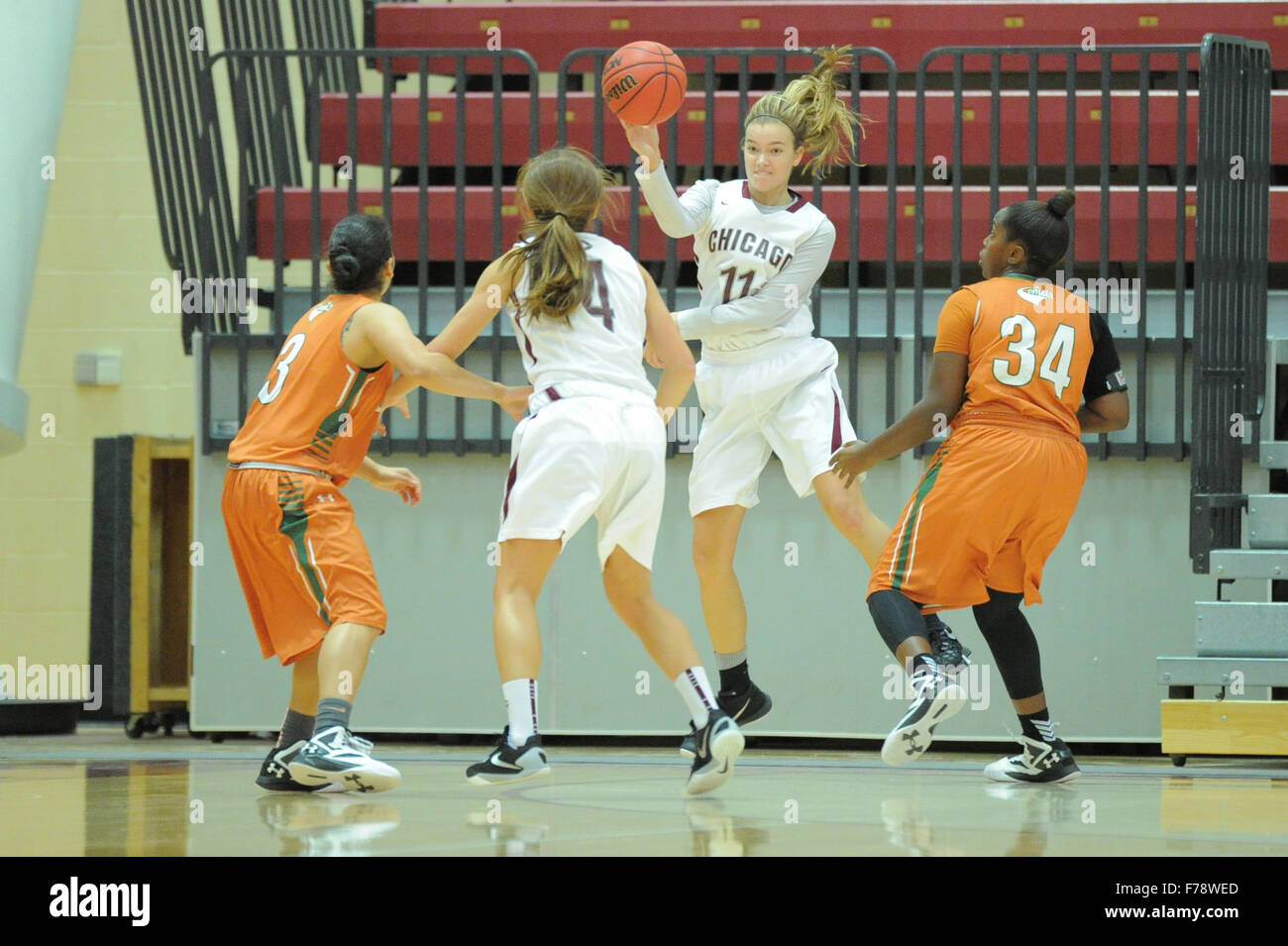 Chicago, IL, USA. 24. November 2015. Chicago bewachen Caitlin Moore (11) bei einem NCAA Frauen-Basketball-Spiel mit Texas-Dallas und der University of Chicago in Chicago, IL. Patrick Gorski/CSM/Alamy Live-Nachrichten Stockfoto