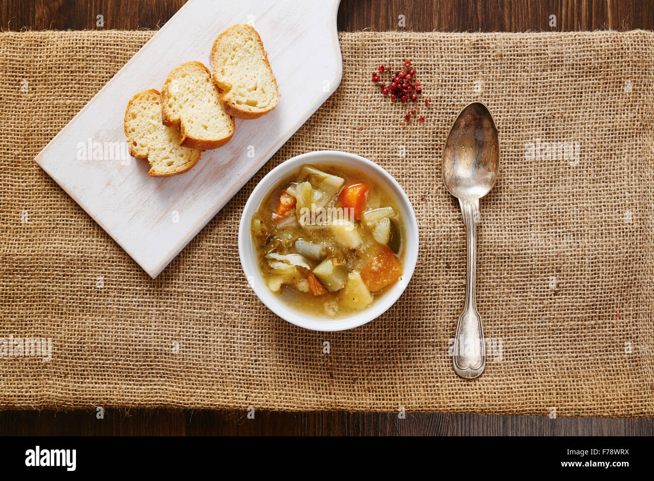 Gemüsesuppe in weiße Schüssel auf dunklen Holztisch Stockfoto