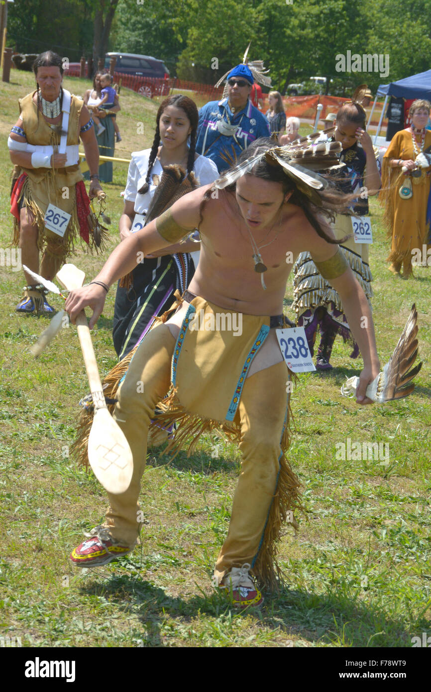 Native American (Indian0 ist einen indischen Tanz bei Pow Wow in Waldorf, Maryland Stockfoto