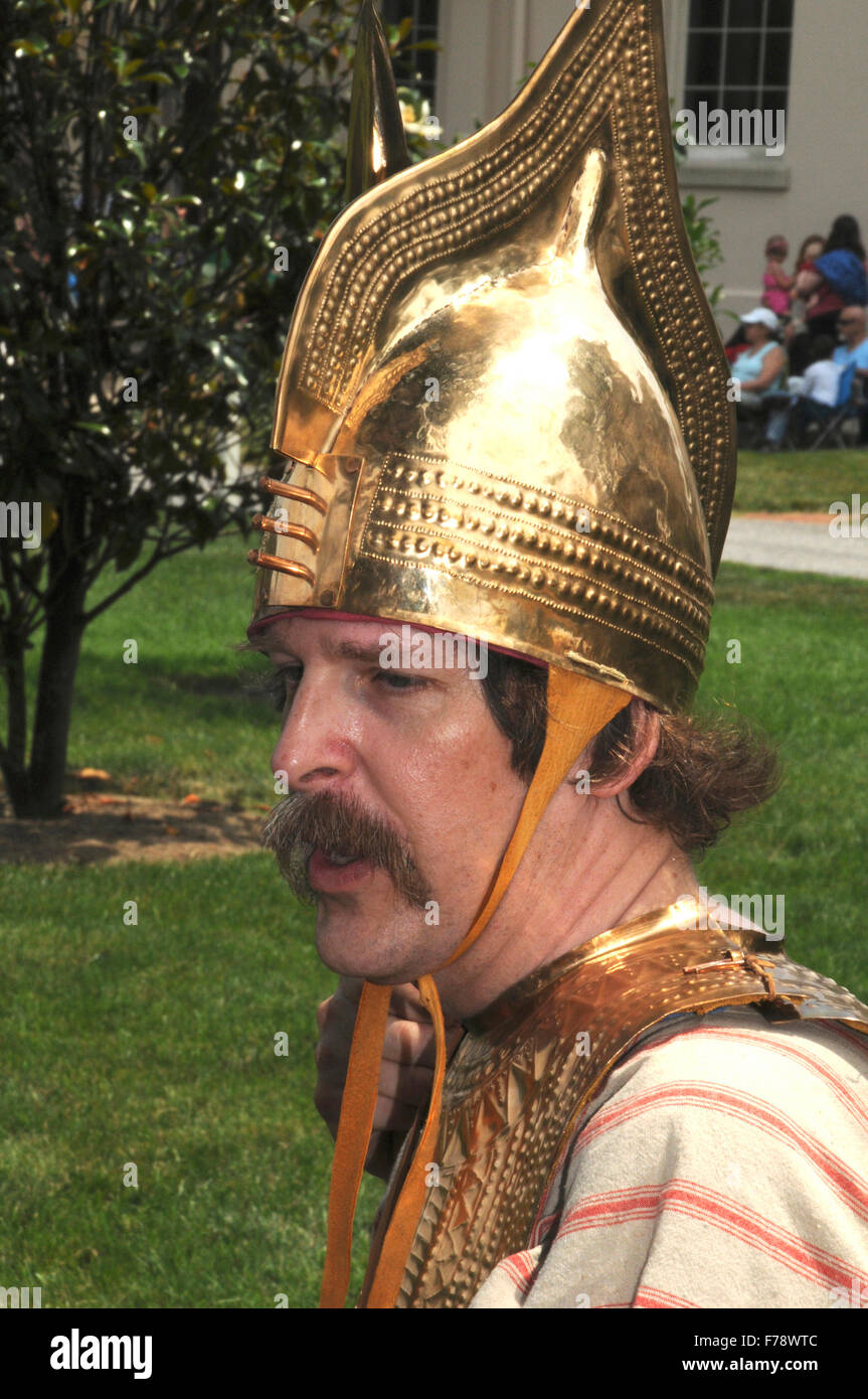 Mann, gekleidet wie ein römischer Soldat während einer Rekonstruktion der römischen Tagen Riverdale Park, Maryland Stockfoto