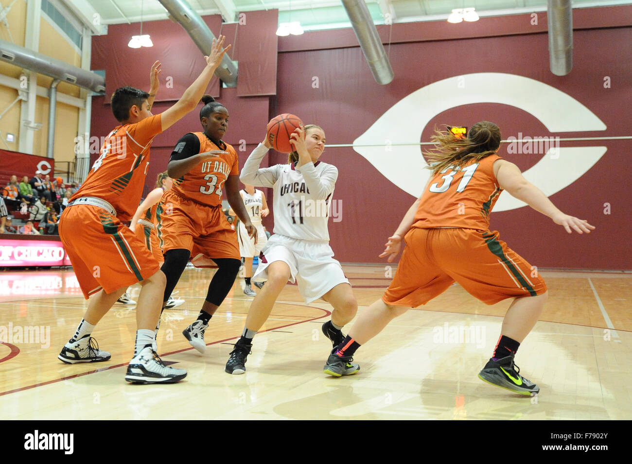 Chicago, IL, USA. 24. November 2015. Chicago bewachen Caitlin Moore (11) bei einem NCAA Frauen-Basketball-Spiel mit Texas-Dallas und der University of Chicago in Chicago, IL. Patrick Gorski/CSM/Alamy Live-Nachrichten Stockfoto