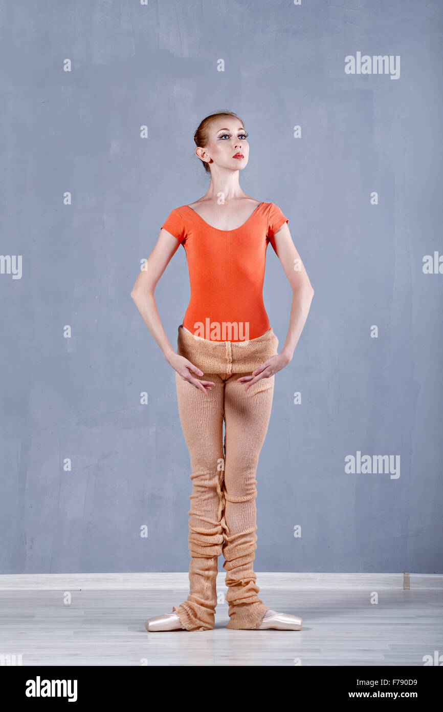 Tänzer Aufwärmen vor Generalprobe. Mädchen steht auf den Zehenspitzen. Die erste Position im klassischen Ballett. Stockfoto