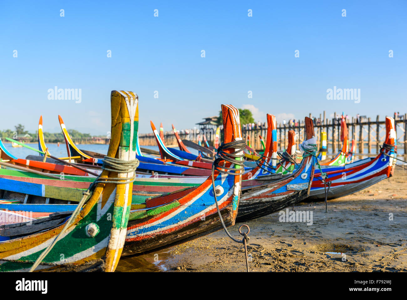 Mandalay, Myanmar Boote auf dem Taungthaman-See vor U Bein Brücke. Stockfoto