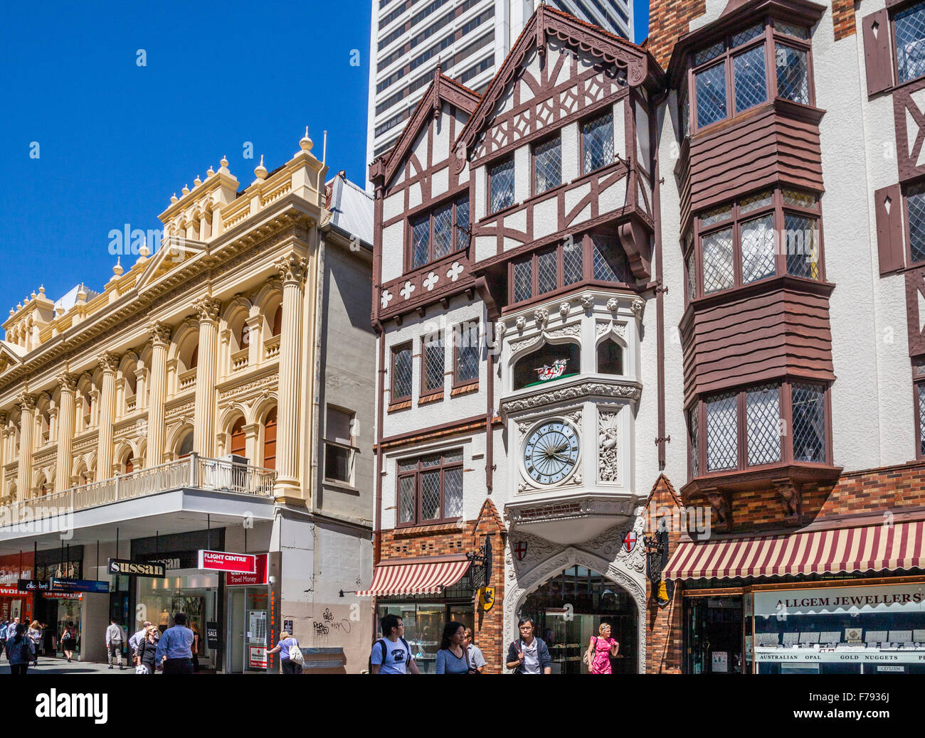 Australien, Western Australia, Perth, Hay Street Mall, die Kölns Mock-Tudor/elisabethanischen Fassade des London Court gegen die Stockfoto