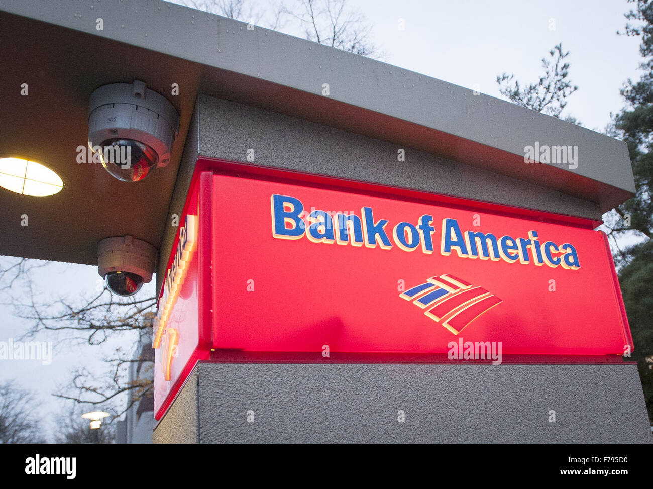 Seattle, Washingtion, USA. 23. November 2015. Eine Bank von Amerika ATM mit kleinen Dach, Lichter und Überwachungskamera, befindet sich am Seattle Center, bietet Kunden leichten Zugang zu Bankinformationen und Bargeld mit einer Debit-oder Kreditkarte. Die Geldautomaten der Bank of America wird zusammen mit einem kleinen stilisierten Design repräsentieren die amerikanische Flagge in rot, weiß und blau mit Buchstaben ausdrucken '' Bank of America, '' identifiziert. © David Bro/ZUMA Draht/Alamy Live-Nachrichten Stockfoto