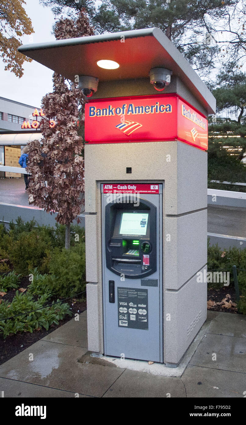 Seattle, Washingtion, USA. 23. November 2015. Eine Bank von Amerika ATM mit kleinen Dach, Lichter und Überwachungskamera, befindet sich am Seattle Center, bietet Kunden leichten Zugang zu Bankinformationen und Bargeld mit einer Debit-oder Kreditkarte. Die Geldautomaten der Bank of America wird zusammen mit einem kleinen stilisierten Design repräsentieren die amerikanische Flagge in rot, weiß und blau mit Buchstaben ausdrucken '' Bank of America, '' identifiziert. © David Bro/ZUMA Draht/Alamy Live-Nachrichten Stockfoto