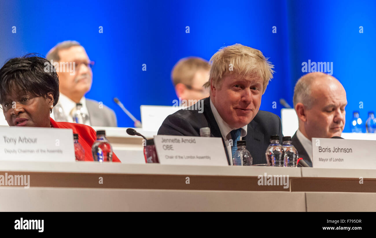 London, UK.  26. November 2015.  Bürgermeister von London, Boris Johnson, besucht Volkspartei Fragestunde im Teatro Beck, Hillingdon.  Die zweimal jährliche Veranstaltung gibt Londoner die Chance, der Bürgermeister und der London Assembly in Frage zu stellen und informieren sich über ihre Pläne und Prioritäten für die Stadt. Bildnachweis: Stephen Chung / Alamy Live News Stockfoto