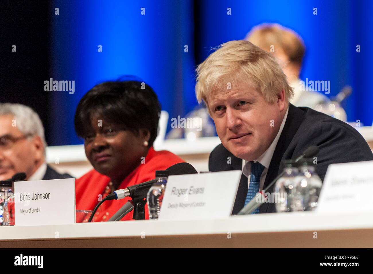 London, UK.  26. November 2015.  Bürgermeister von London, Boris Johnson, besucht Volkspartei Fragestunde im Teatro Beck, Hillingdon.  Die zweimal jährliche Veranstaltung gibt Londoner die Chance, der Bürgermeister und der London Assembly in Frage zu stellen und informieren sich über ihre Pläne und Prioritäten für die Stadt. Bildnachweis: Stephen Chung / Alamy Live News Stockfoto