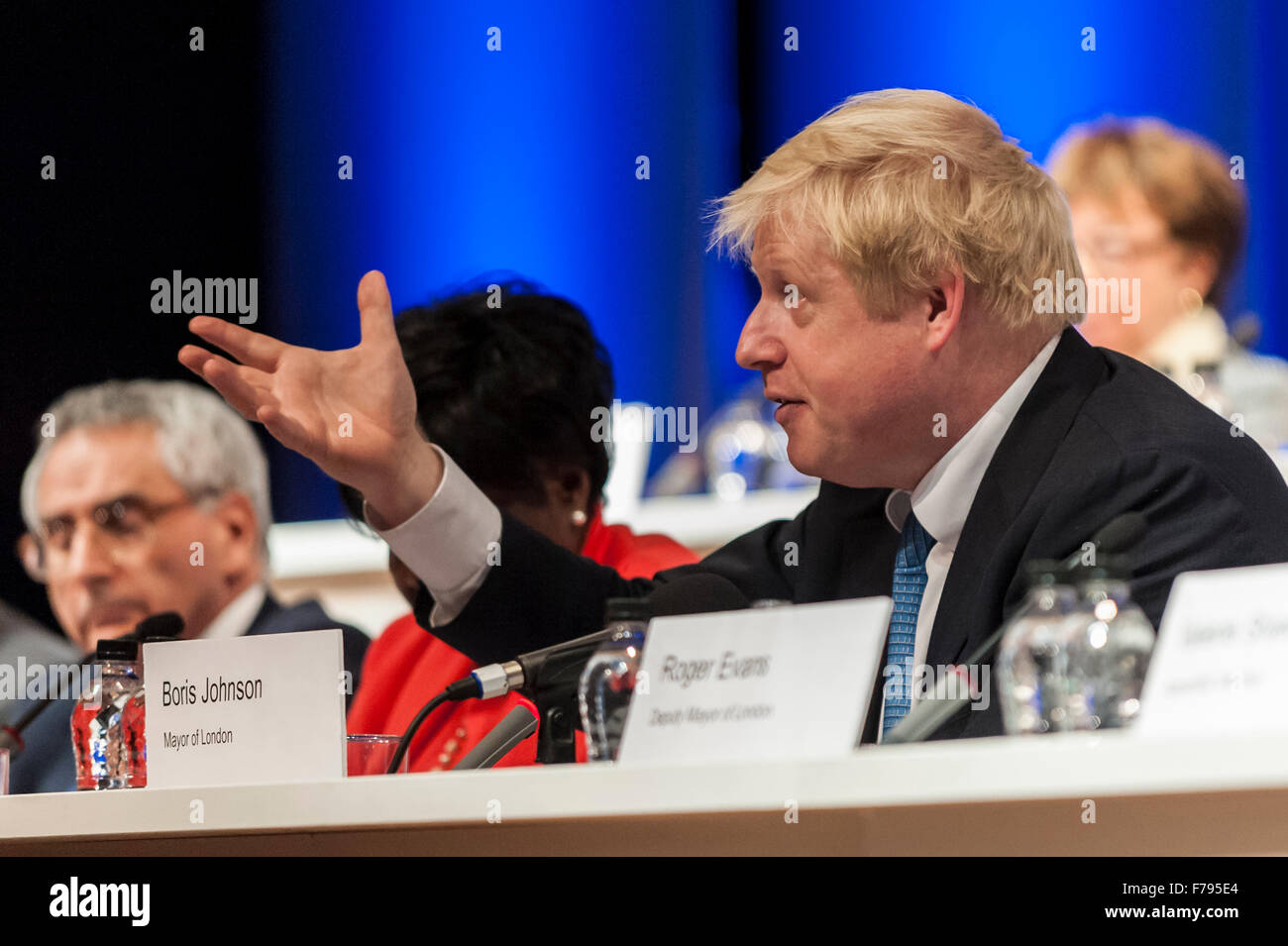 London, UK.  26. November 2015.  Bürgermeister von London, Boris Johnson, besucht Volkspartei Fragestunde im Teatro Beck, Hillingdon.  Die zweimal jährliche Veranstaltung gibt Londoner die Chance, der Bürgermeister und der London Assembly in Frage zu stellen und informieren sich über ihre Pläne und Prioritäten für die Stadt. Bildnachweis: Stephen Chung / Alamy Live News Stockfoto