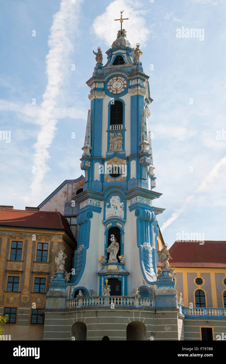Kirchturm in Dürnstein (Dürnstein) an der Donau, Wachau Valley, Österreich Stockfoto