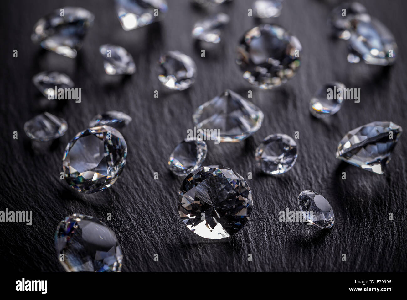 Foto von Diamanten auf dunklen Metalloberfläche Stockfoto