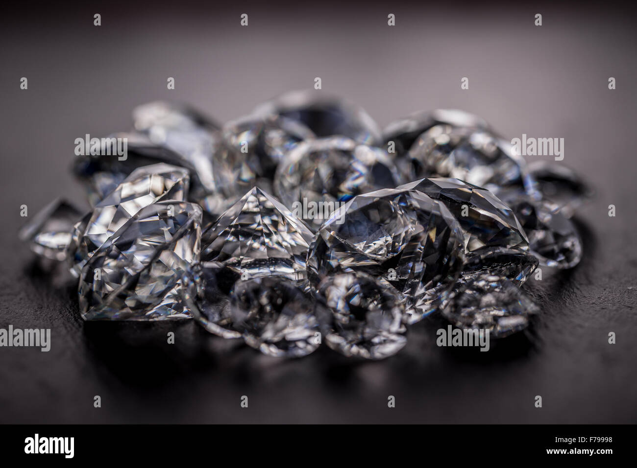 Haufen von Diamanten auf schwarzem Hintergrund Stockfoto