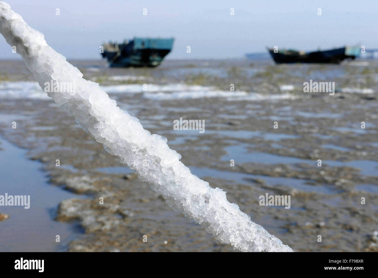 Qingdao, China Shandong Provinz. 27. November 2015. Eis ist auf eine Führung in der Jiaozhou-Bucht in Qingdao, der ostchinesischen Provinz Shandong, 27. November 2015 gesehen. Eine Kaltfront ist Frozing das Meerwasser in der Jiaozhou-Bucht. Bildnachweis: Yu Fangping/Xinhua/Alamy Live-Nachrichten Stockfoto