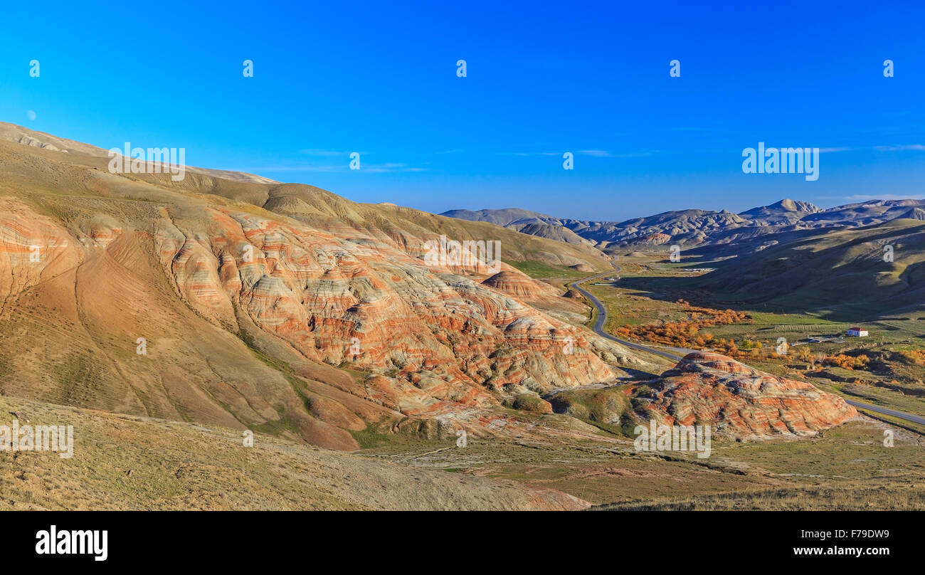 Cumulus und roten Berge Khizi.Azerbaijan Stockfoto