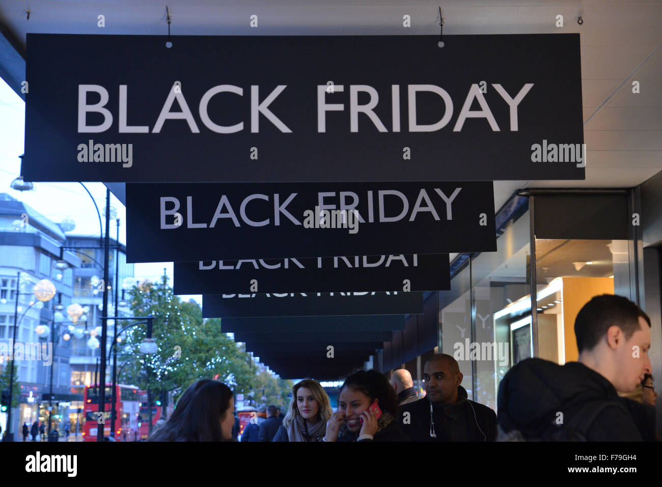 Oxford Street, London, UK. 27. November 2015. Black Friday: Verkauf Zeichen in Schaufenstern in der Oxford Street in London © Matthew Cha Stockfoto