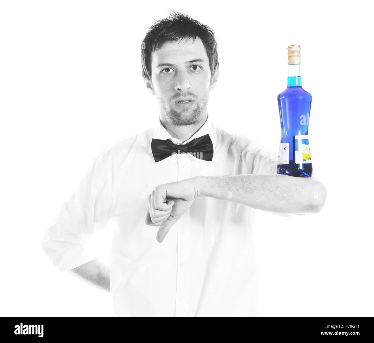 junge Barkeeper Porträt isoliert auf weißem Hintergrund mit Alkohol Cocktail trinken Stockfoto