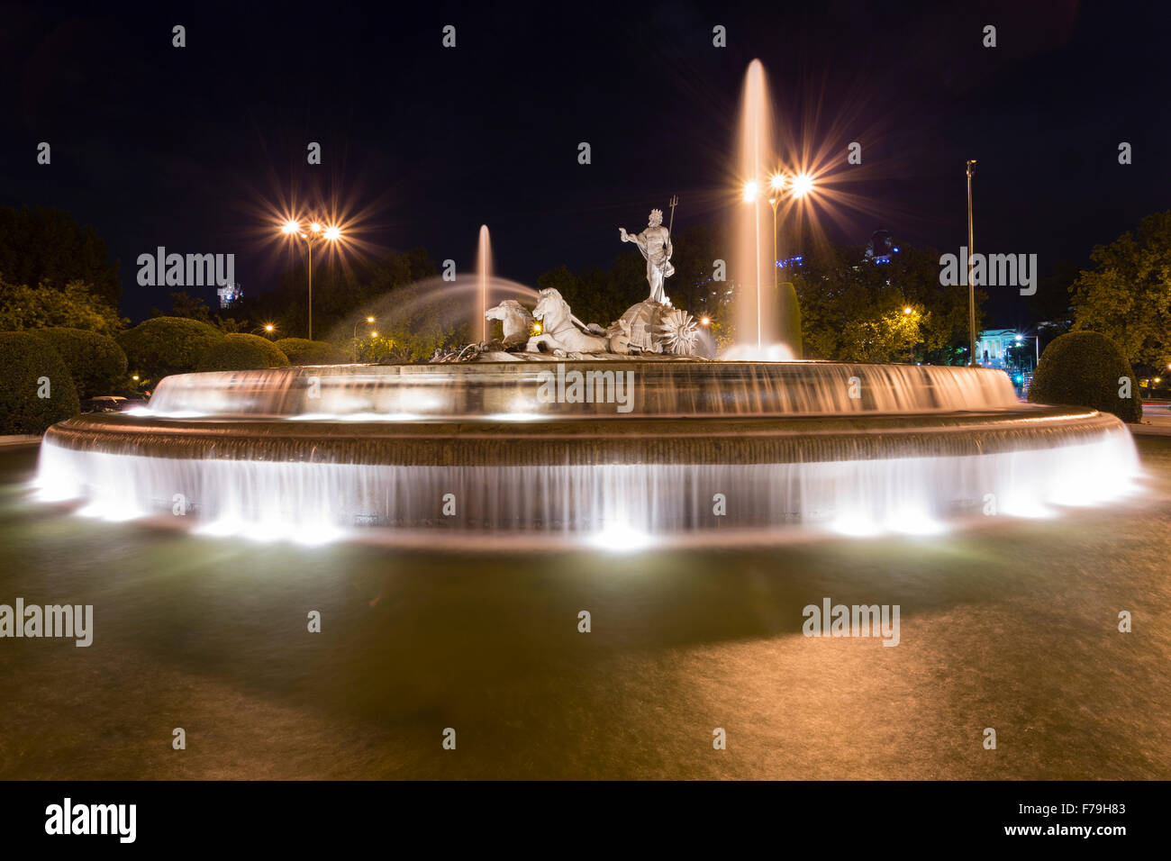 Nacht-Bild des Brunnens von Madrid Gott Neptun gewidmet Stockfoto