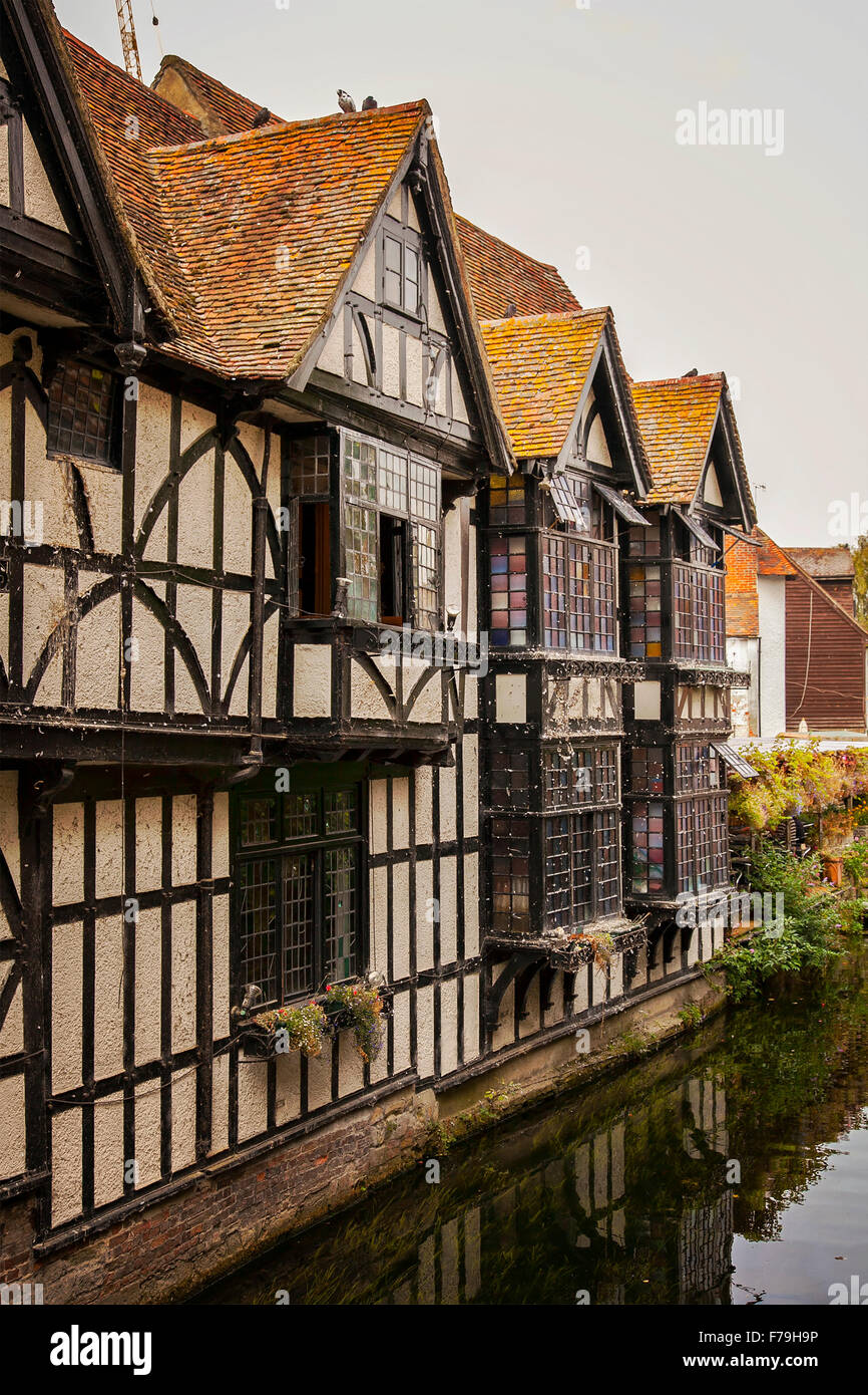 Bild eine halbe Fachwerkhaus Altbausanierung durch den Fluss. Canterbury, England. Stockfoto