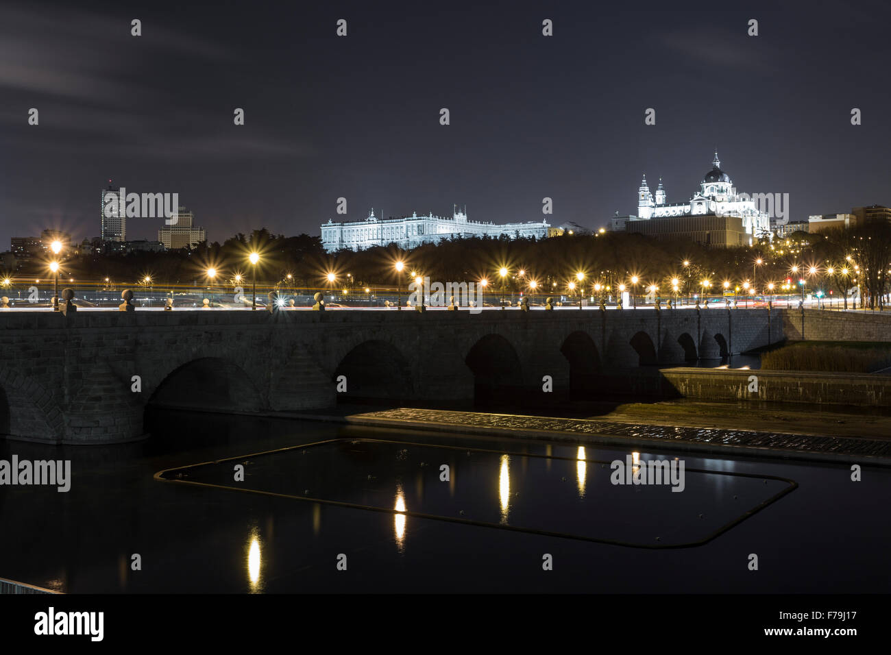 Nacht-Bild einer Segovia-Brücke über den Fluss manzanares Stockfoto